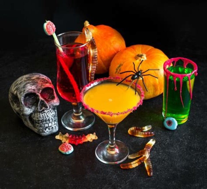 20+ Halloween Cocktail Garnishes Special Effects for Halloween Drinks