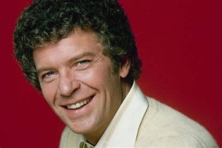 25 Facts About Robert Reed (Mike Brady) Worth Knowing! robertreed 