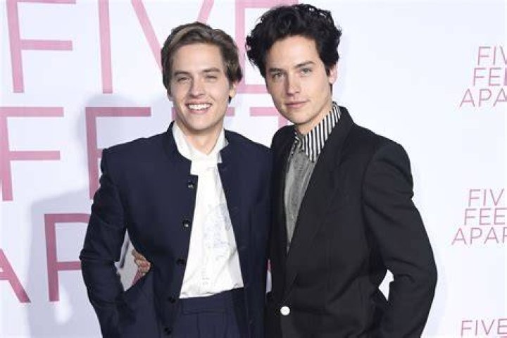 Agora &eacute; oficial! Cole Sprouse confirma fim do namoro com a atriz Lili