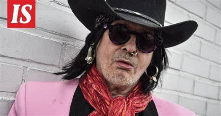 Andy McCoy valottaa uutuuskirjassa vaiettua perheel&auml;m&auml;&auml;ns&auml; Sebastian
