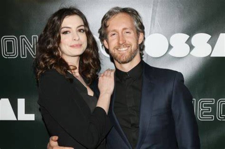 Anne Hathaway gets cozy with husband Adam Shulman in Miami