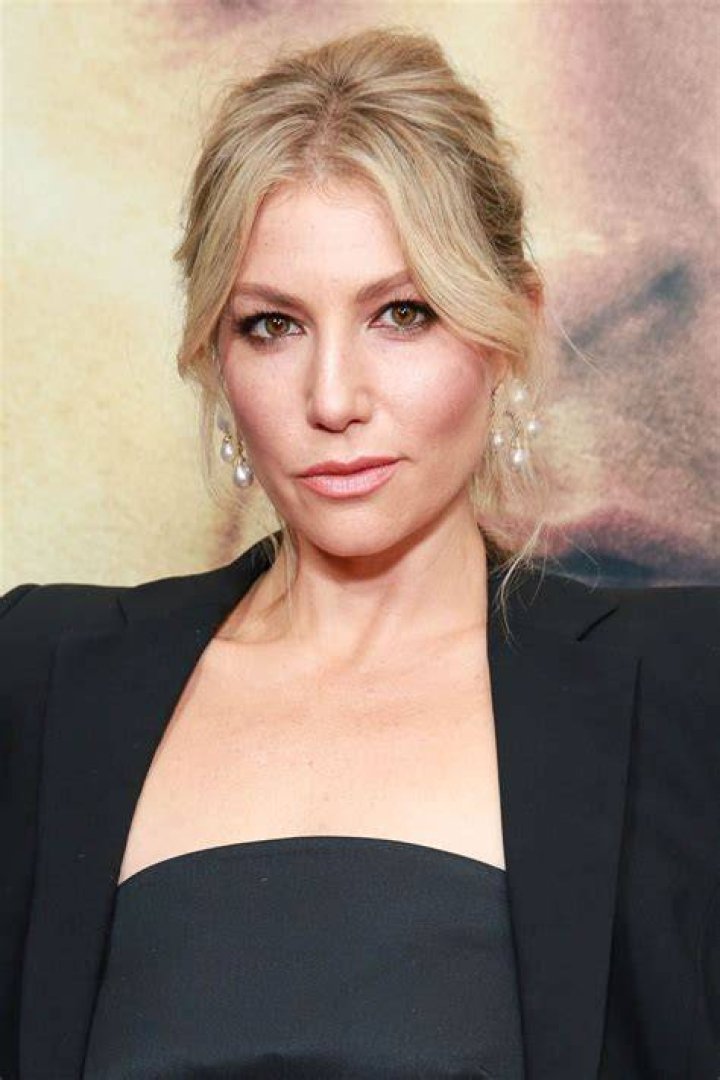 Ari Graynor HawtCelebs