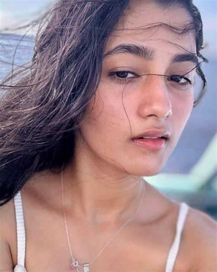 Ashlesha Thakur Parents, Caste, Biography, Birthday, Boyfriend, Height