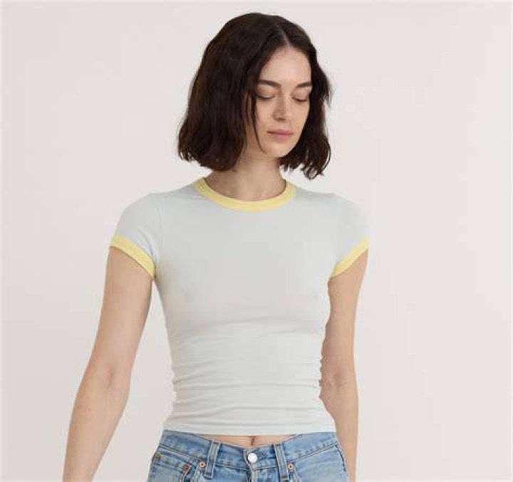 Baby Tee Chiếc &aacute;o &ldquo;em b&eacute;&rdquo; bất ngờ hot trở lại đầu năm 2023 BlogAnChoi