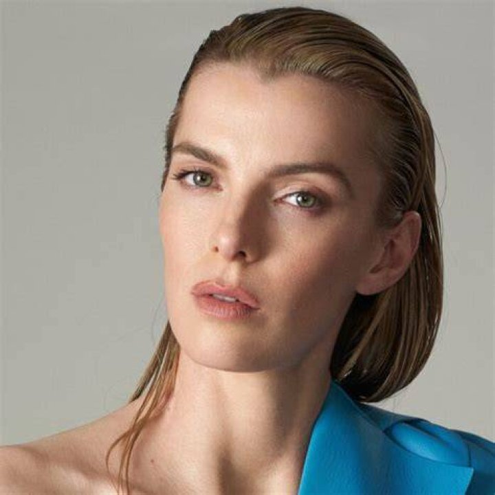 Betty Gilpin Measurements, Net Worth, Bio, Age, Height and Family