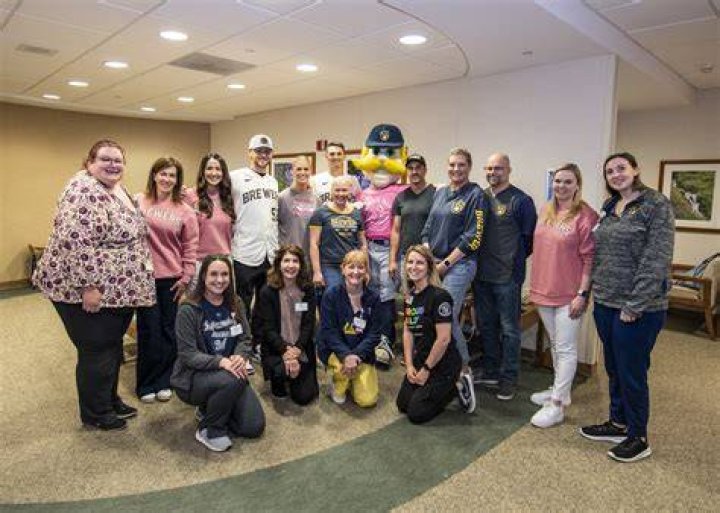 Brewers help raise breast cancer awareness in visit to Aurora patients
