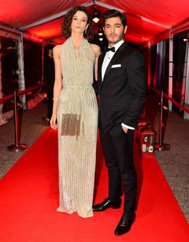 Büşra Develi & Burak Deniz Pretty Little Liars, Hayat And Murat, Cute Love Stories, Photos
