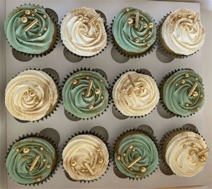 Green & Gold Cupcakes Green cupcakes, Green themed wedding, Wedding cakes