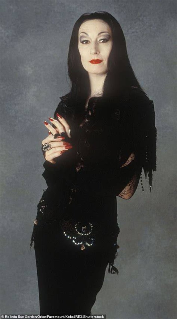Holly Willoughby UNRECOGNISABLE as Morticia from The Addams Family