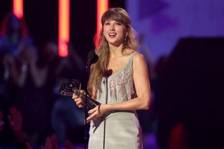 In The Know Honors Taylor LindsayNoel