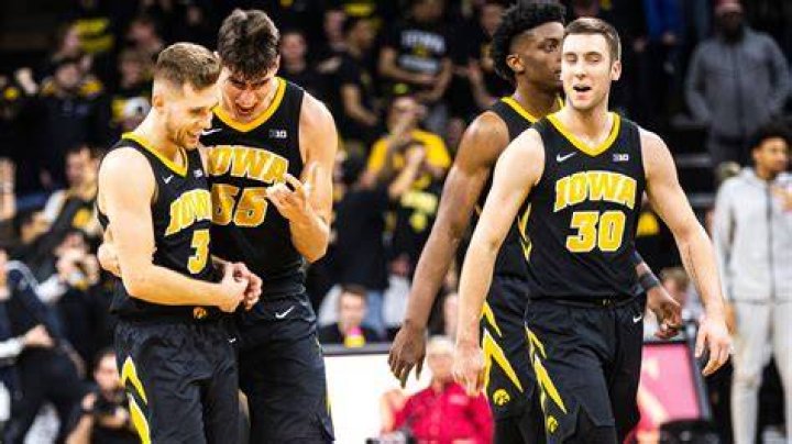 Iowa basketball players take Twitter break during losing streak