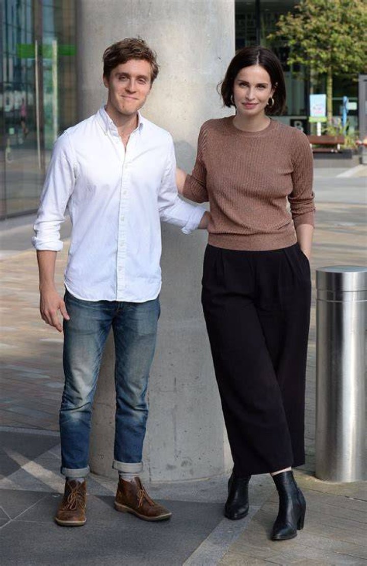 Jack Farthing Warleggan) and Heida Reed (Elizabeth) as they