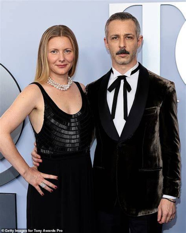 Jeremy Strong 2023 Wife, net worth, tattoos, smoking & body facts Taddlr