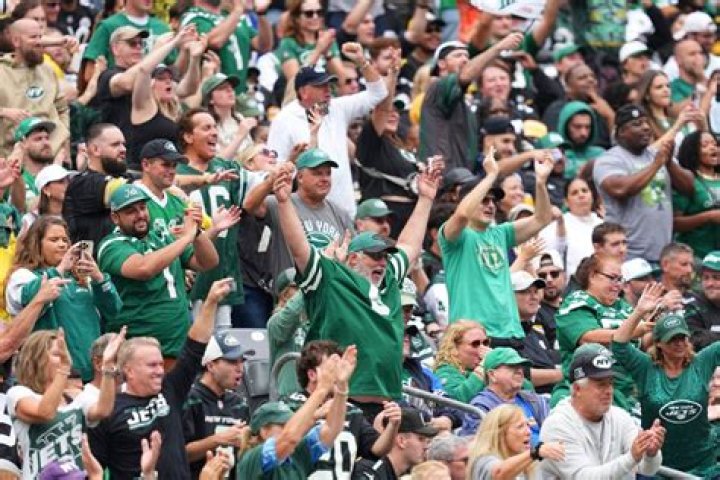 Jets Fans Are Applauding "Dawg" Zach Wilson For Sleeping With His Mom's