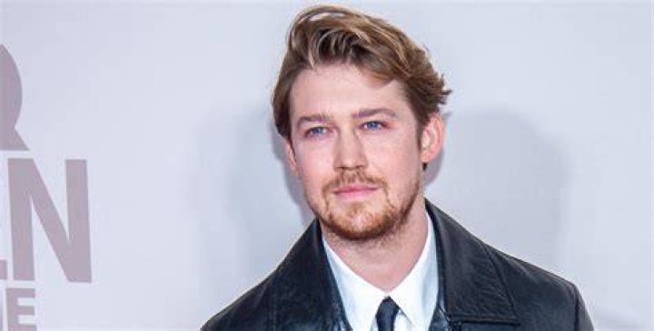 Joe Alwyn bio net worth, age, girlfriend, height, family & More Kemi
