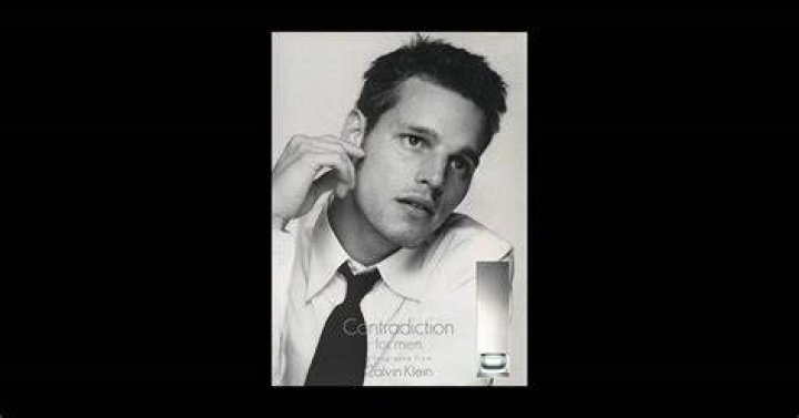 Justin Chambers pour le parfum Contradiction de Calvin Klein, au d&eacute;but