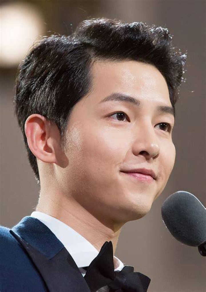 Korean star Song Joongki announces marriage to Katy Louise Saunders, says they are expecting a
