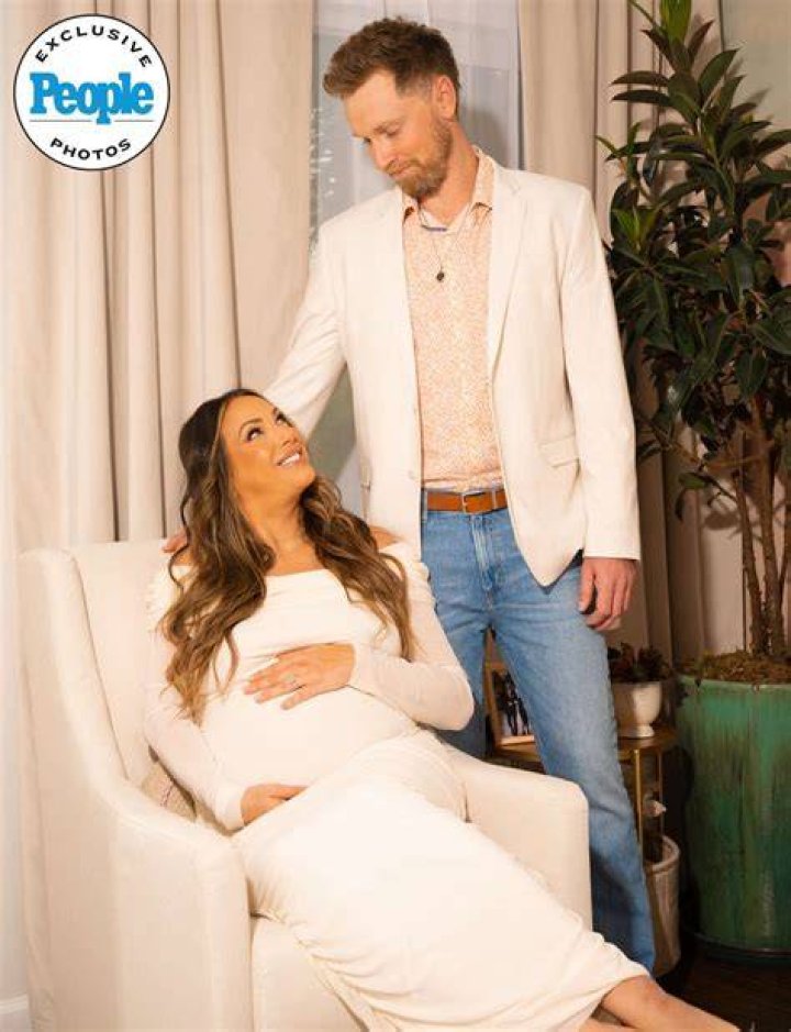 Kristen Doute brings pregnant Stassi Schroeder flowers for her 32nd