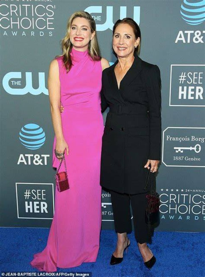 Laurie Metcalf competes against her daughter Zoe Perry at CCAs Laurie