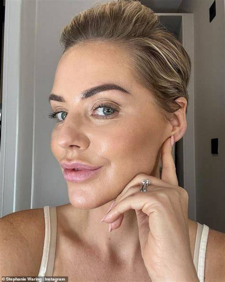 Newlysingle Stephanie Waring shows off her flat stomach in crop top