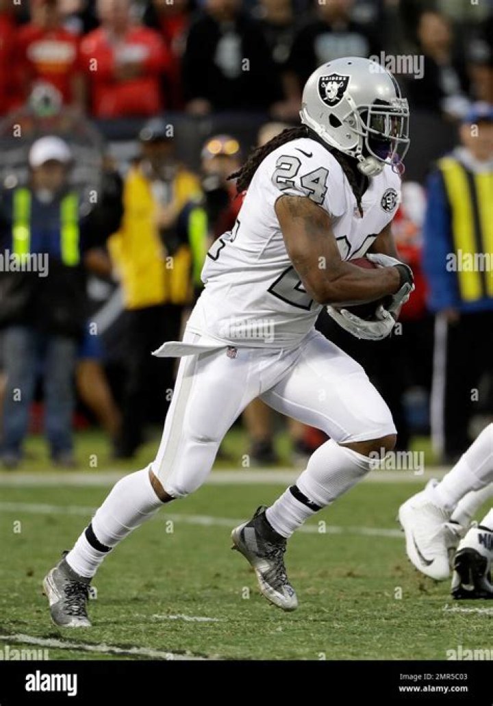 Oakland Raiders running back Marshawn Lynch, center, and his sister