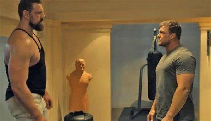 Our man, the Dutch giant. Jay Cutler for scale. r/tall