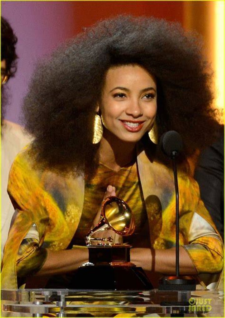 Photo esperanza spalding grammys 2013 red carpet 09 Photo 2809268