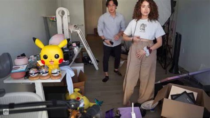 Pokimane has minor wardrobe malfunction on stream