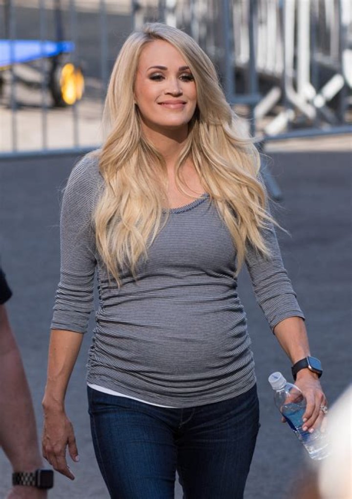 Pregnant Carrie Underwood Glows in Tight White Dress at 2014 American