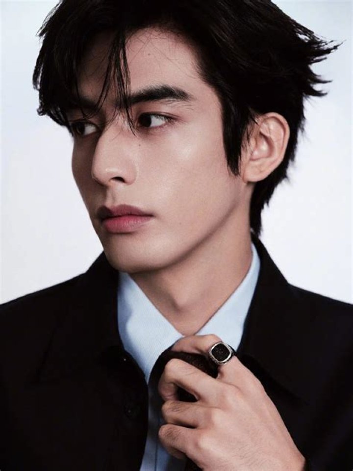 Song Weilong's "Double fight for him roll your eyes