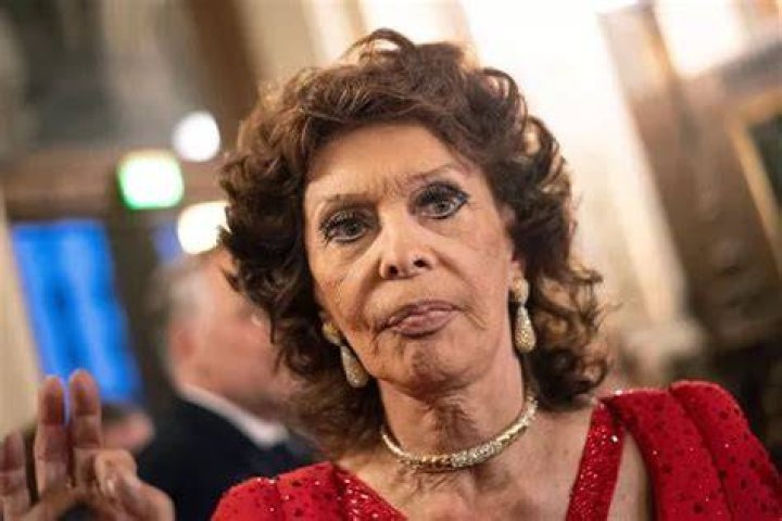 Sophia Loren, 85, dazzles as she accepts lifetime achievement award