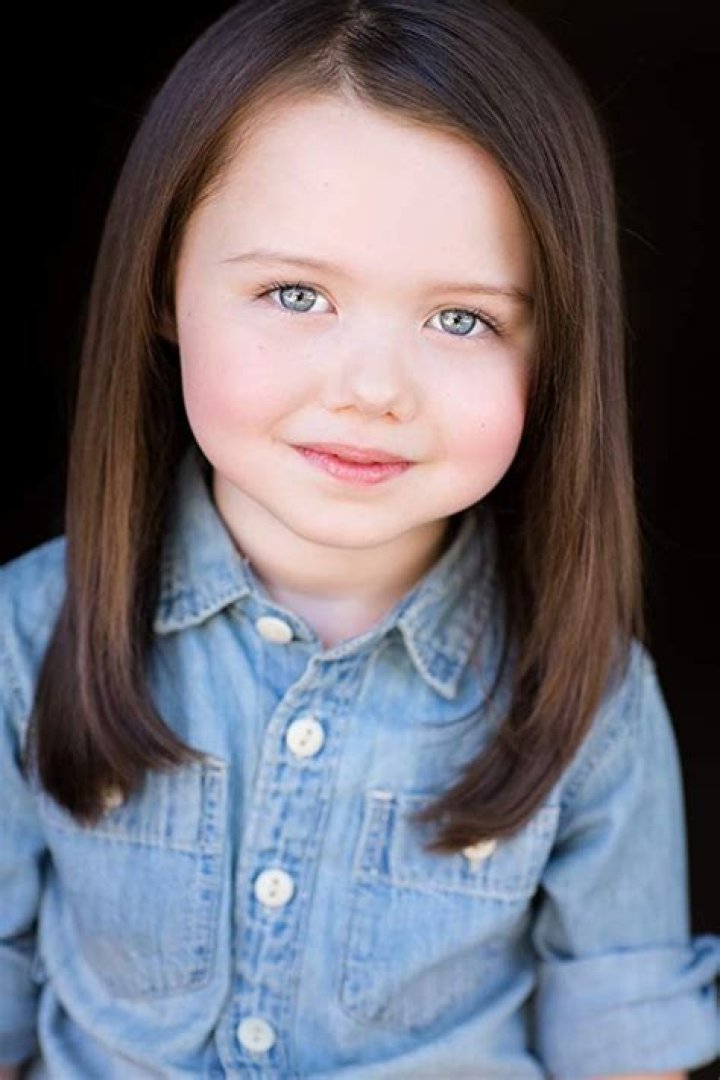 Violet McGraw as Niamh Power (young Vivian Daly) in a movie version of