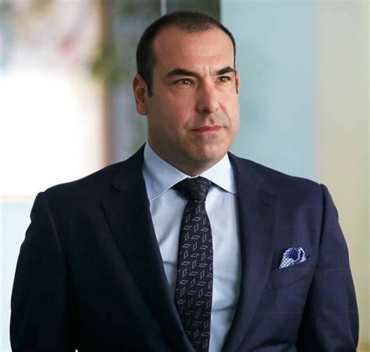 Who Plays Louis On Suits IQS Executive